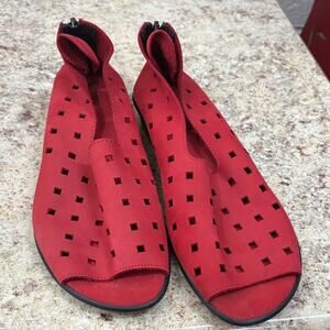 Sesto Meucci Red women’s 8 Evonne Nubuck cut out slip on flat casual Sandals